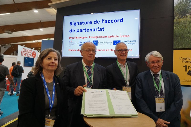 Signature de l'accord de partenariat le 14 septembre 2023 en présence de 